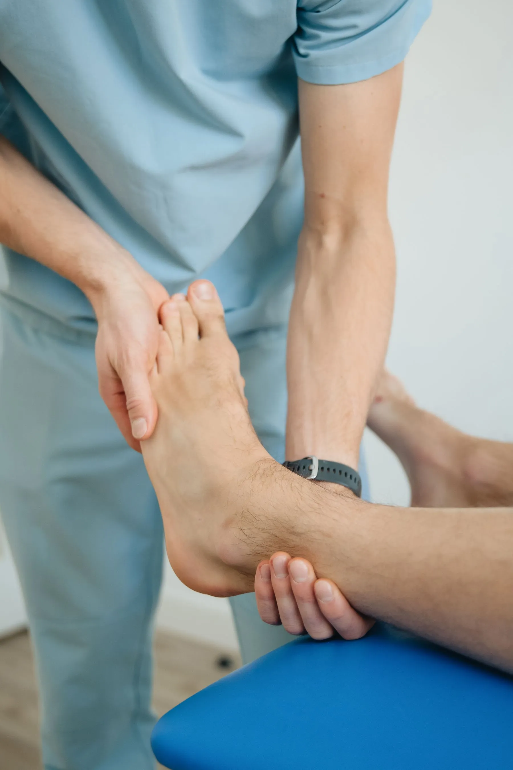 Especialista revisa el pie de un paciente durante una valoración podológica